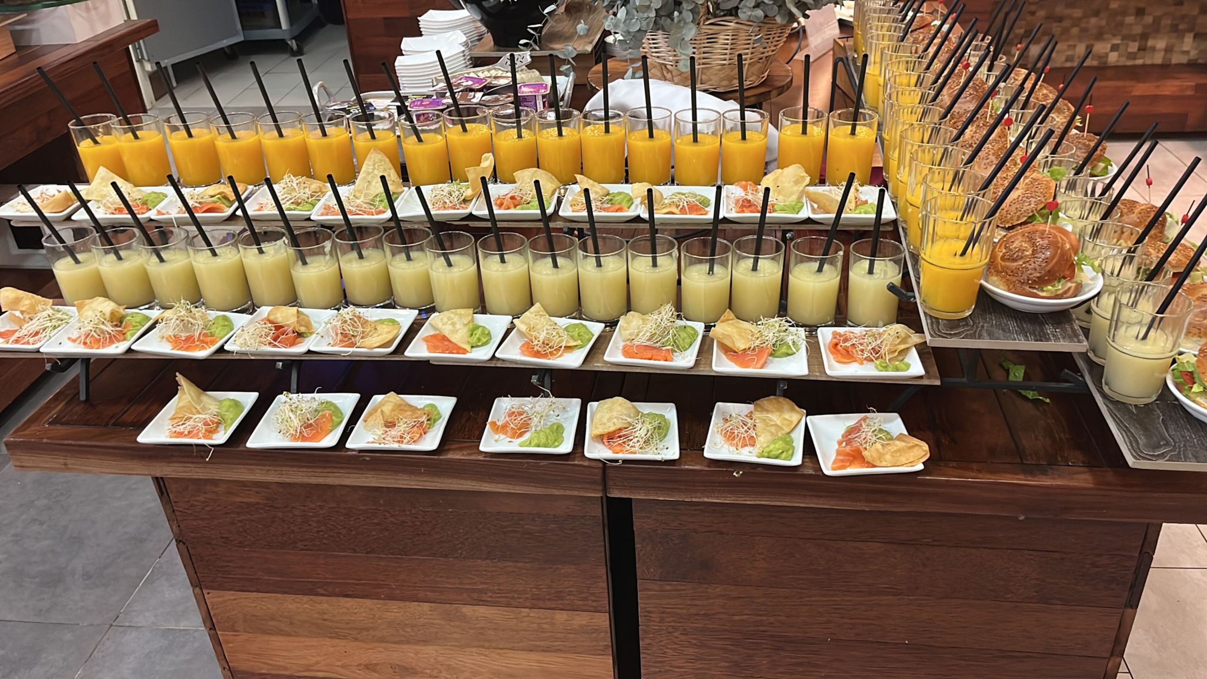 Um buffet com diversos alimentos e bebidas.