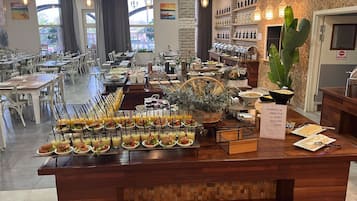供应早餐、午餐和晚餐,本地与国际菜