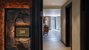 Ylelliset vuodevaatteet, tallelokero huoneessa, työpöytä, äänieristys