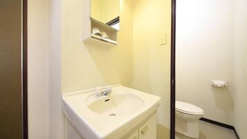 传统客房 (Japanese style, w/toilet only,10-14㎡) | 浴室 | 免费洗浴用品、吹风机、拖鞋、毛巾