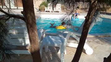 2 outdoor pools, free pool cabanas, pool umbrellas