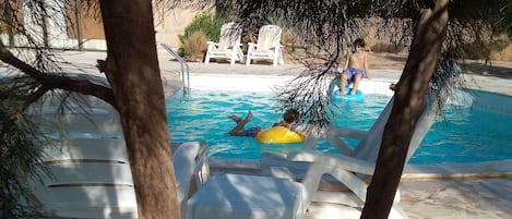 2 piscinas al aire libre, cabañas de piscina gratuitas, sombrillas