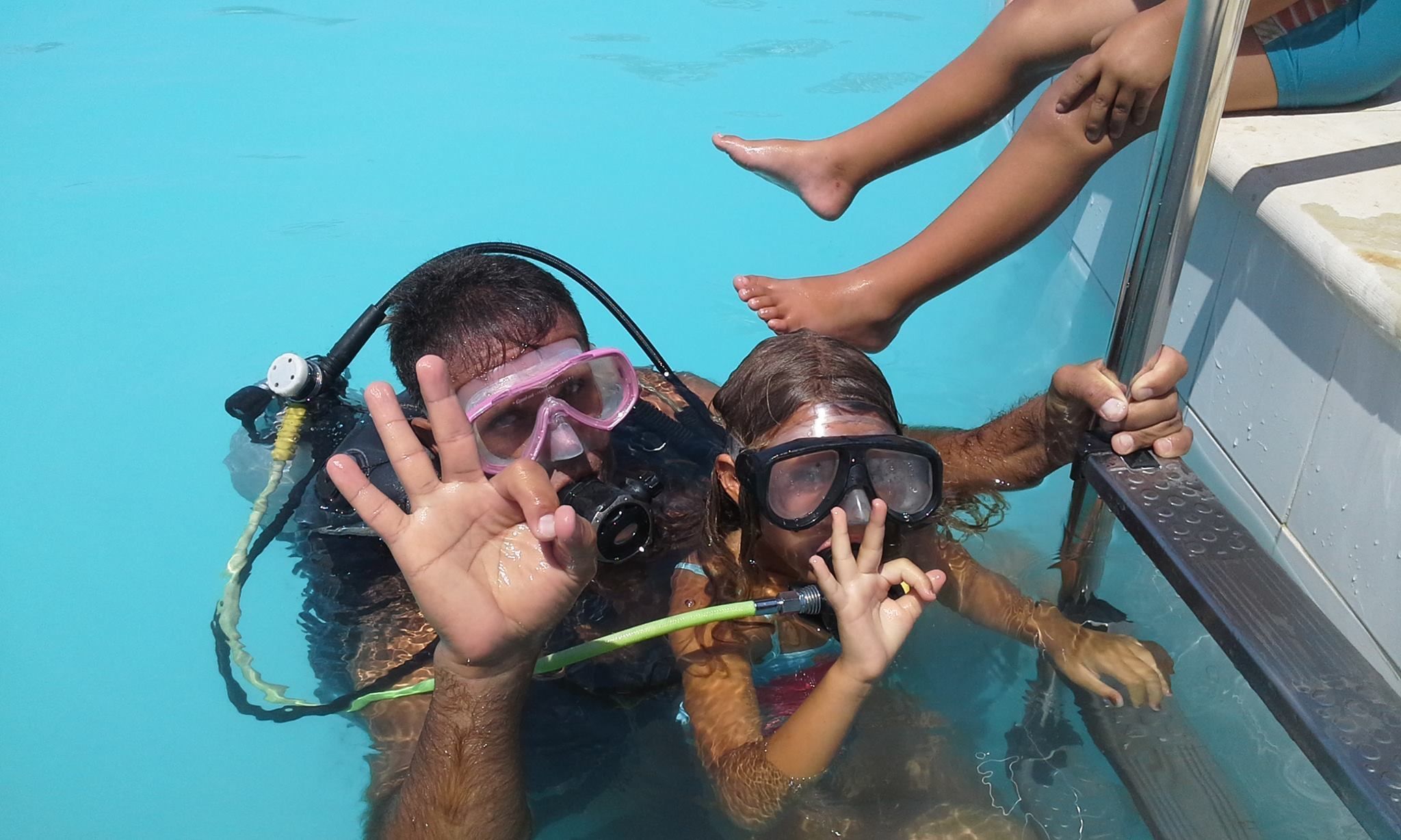 2 piscinas al aire libre, cabañas de piscina gratuitas, sombrillas