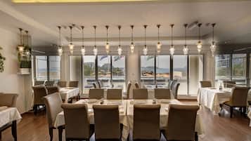 每日供應自助早餐 (每人 AED45)