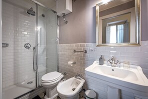 Superior Double Room, Terrace, Garden View | Bathroom | Shower, free toiletries, hair dryer, bidet - A casa di Lilli (Florence)