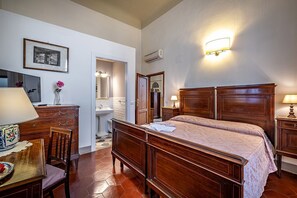 Doppia Superior, terrazzo, vista giardino | Copriletto in piuma, con arredamento individuale, una scrivania