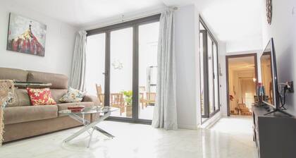 TARJOUKSISSA YKSITYISESTI, KIRKAS PATIO SEVILLIN HISTORIAKESKUKSESSA