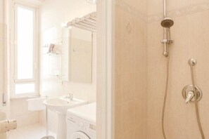 Shower, hair dryer, bidet, towels - Entire apartment, 1st floor with lift, 70 square meters large. (Roma)