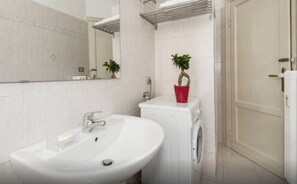 Shower, hair dryer, bidet, towels - Entire apartment, 1st floor with lift, 70 square meters large. (Roma)