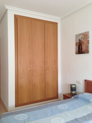 2 عدّة غرف نوم ومكواة/لوح كي وواي فاي وتسهيلات لدخول الكراسي المتحركة