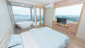 Deluxe Double Room, Bathtub, Ocean View (209) | Soundproofing, free WiFi