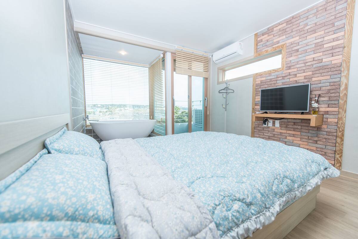 Double Room, Bathtub, Ocean View (205) | Soundproofing, WiFi (free)