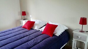 2 dormitorios, tabla de planchar con plancha, cuna de viaje