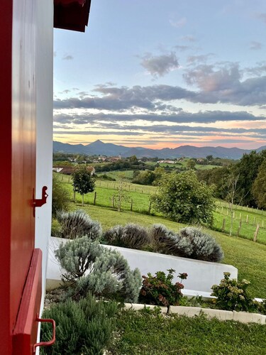  Maison basque 3* entre Mer et  Montagnes  sur 1500 m2 clos  (village classé) 