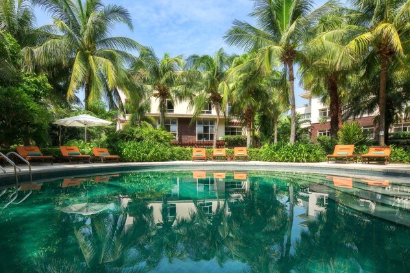 3 piscines extérieures