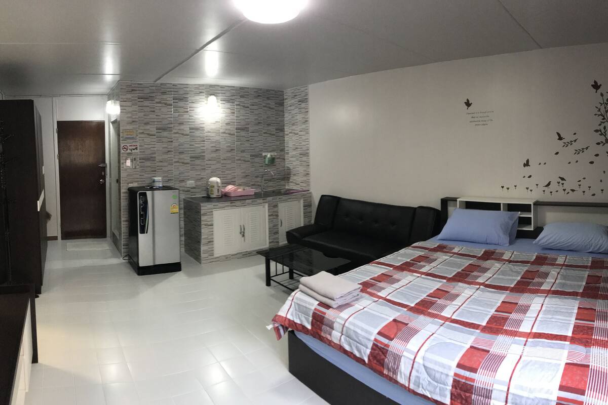 2-Bedroom Apartment  | 책상, 방음 설비, 침대 시트