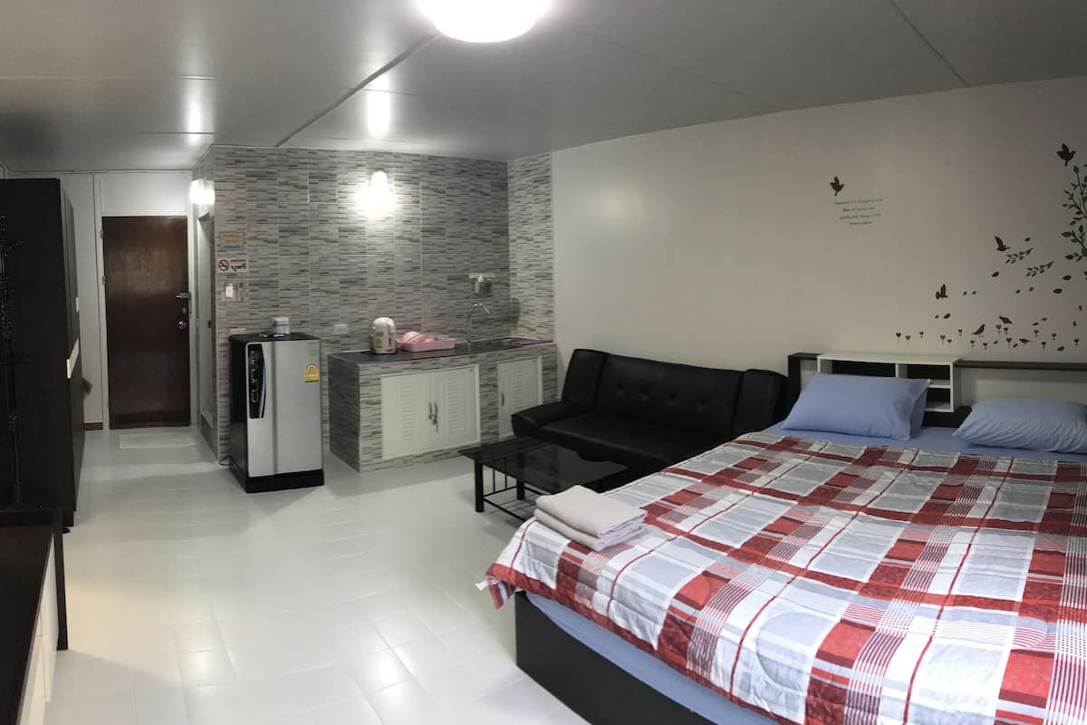 2-Bedroom Apartment | Desk, soundproofing, bed sheets