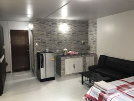 2-Bedroom Apartment  | Desk, soundproofing, bed sheets