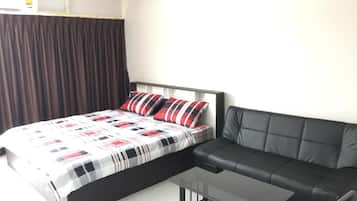 Standard Double Room | Meja, kalis bunyi, cadar katil