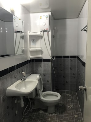 A bathroom with a toilet, sink, and shower. - Muangthongthani Rental by Khun Dan (Pak Kret)