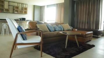 Svit Executive - 1 sovrum - utsikt mot poolen - ovan vatten | Vardagsrum | LCD-tv