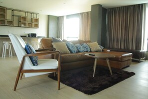 Suite Exécutive, 1 chambre, vue piscine, sur l'eau | Coin séjour | Télévision LCD