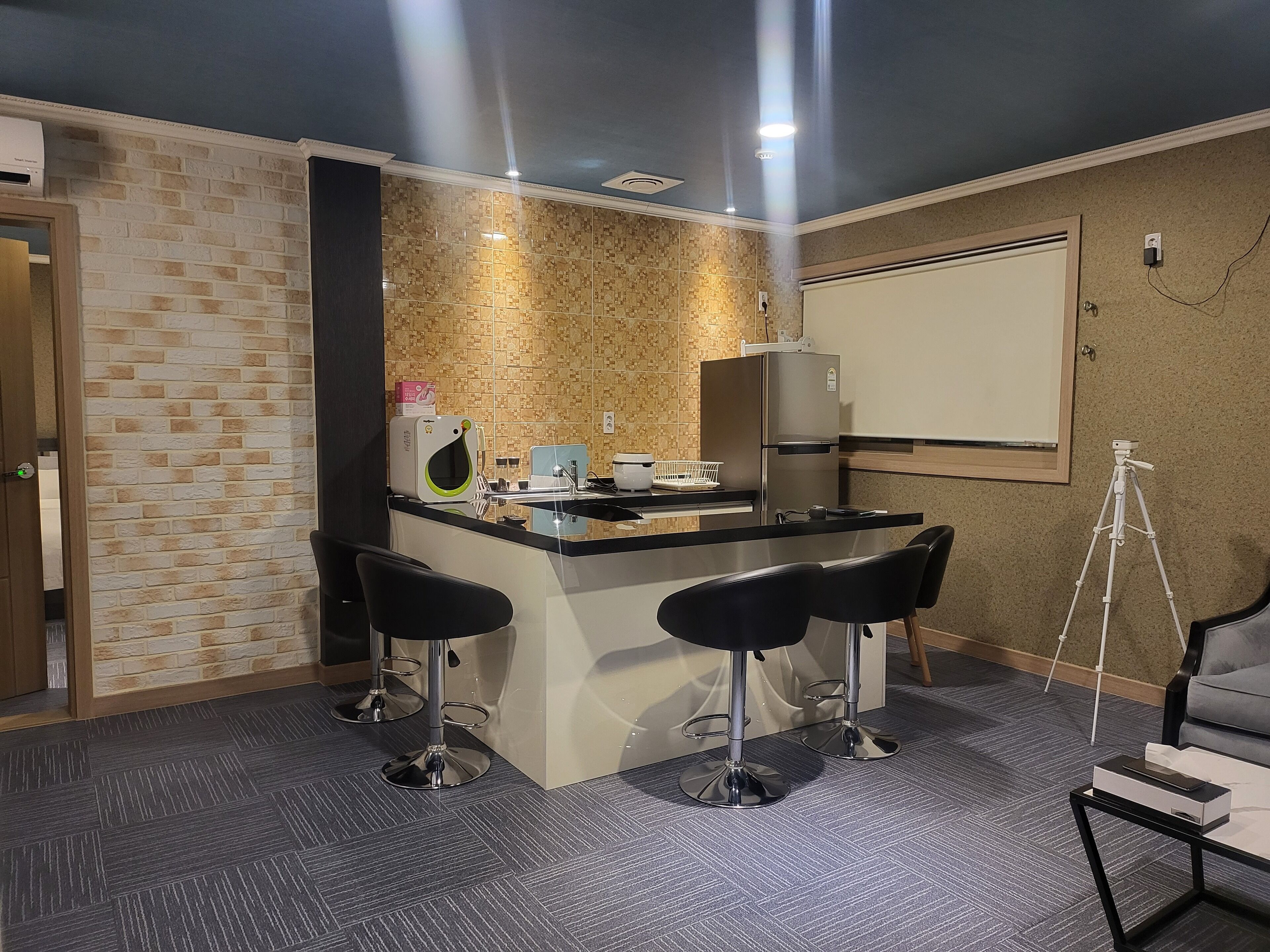 royal suite (cooking, netflix, styler, airpurifier) | private kitchen | electric kettle, dining tables