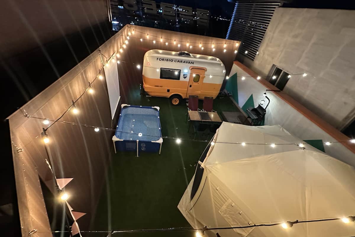 A rooftop with a Toribig Caravan, a tent, and a pool table.
