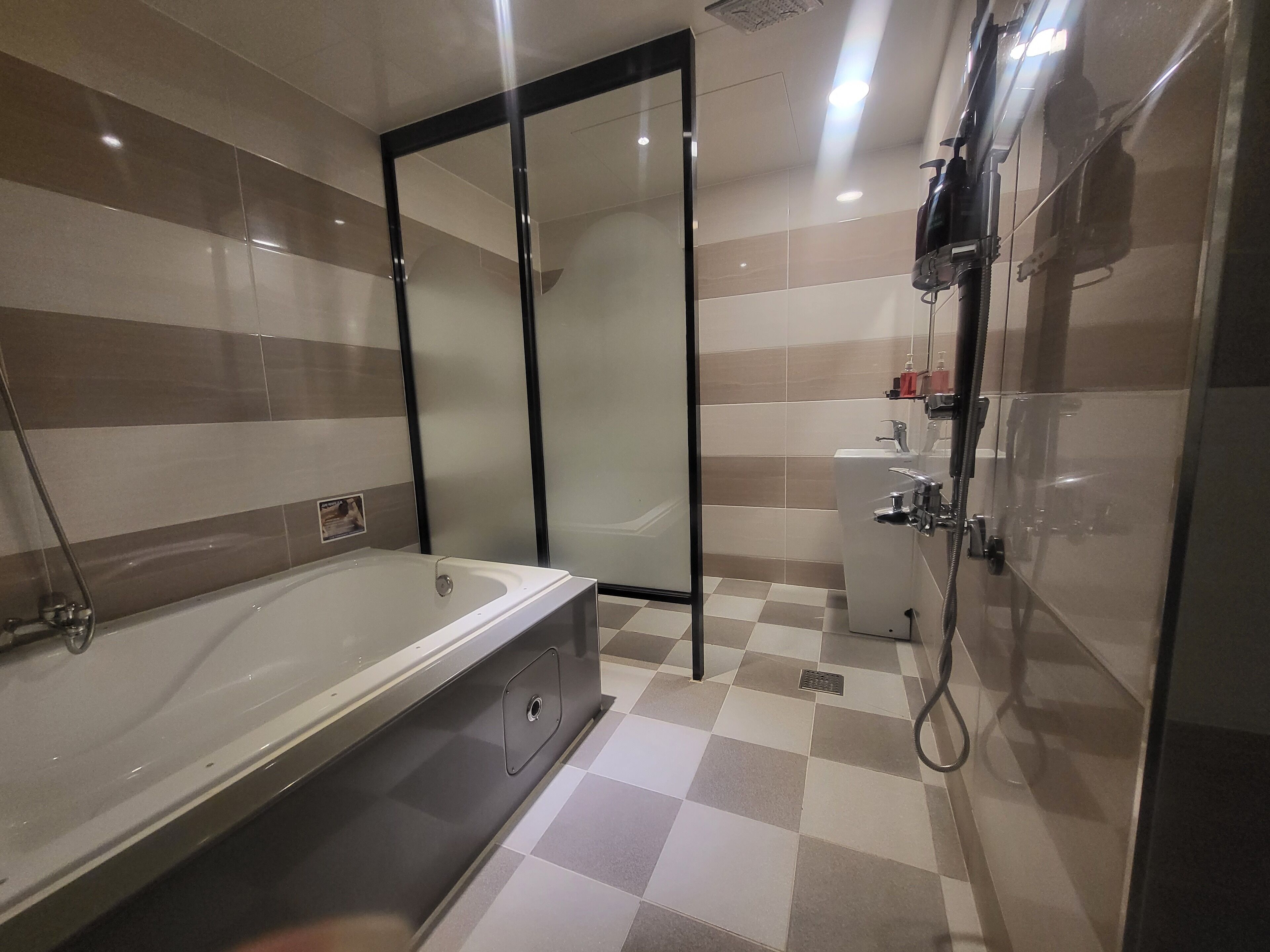 separate bathtub and shower, jetted bath, free toiletries, hair dryer