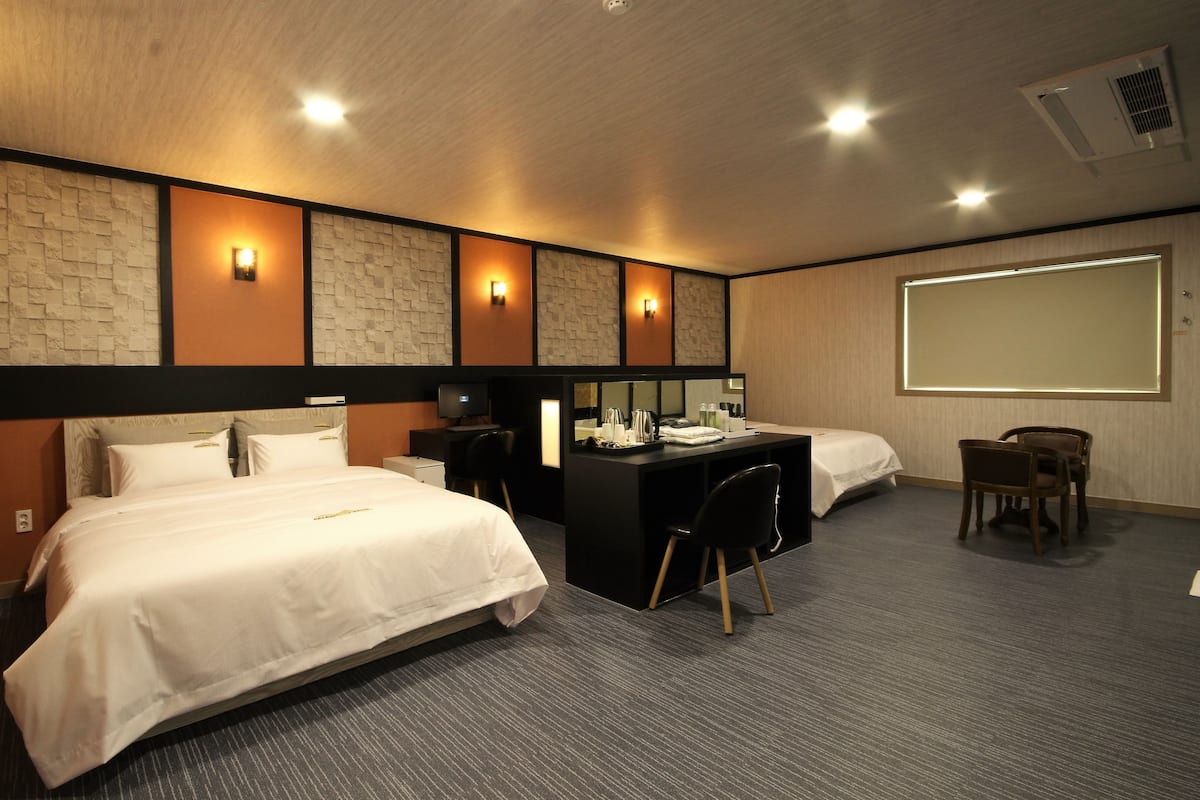VIP (Free Netflix, Styler, Air purifier) | Desk, laptop workspace, blackout drapes, WiFi (free)
