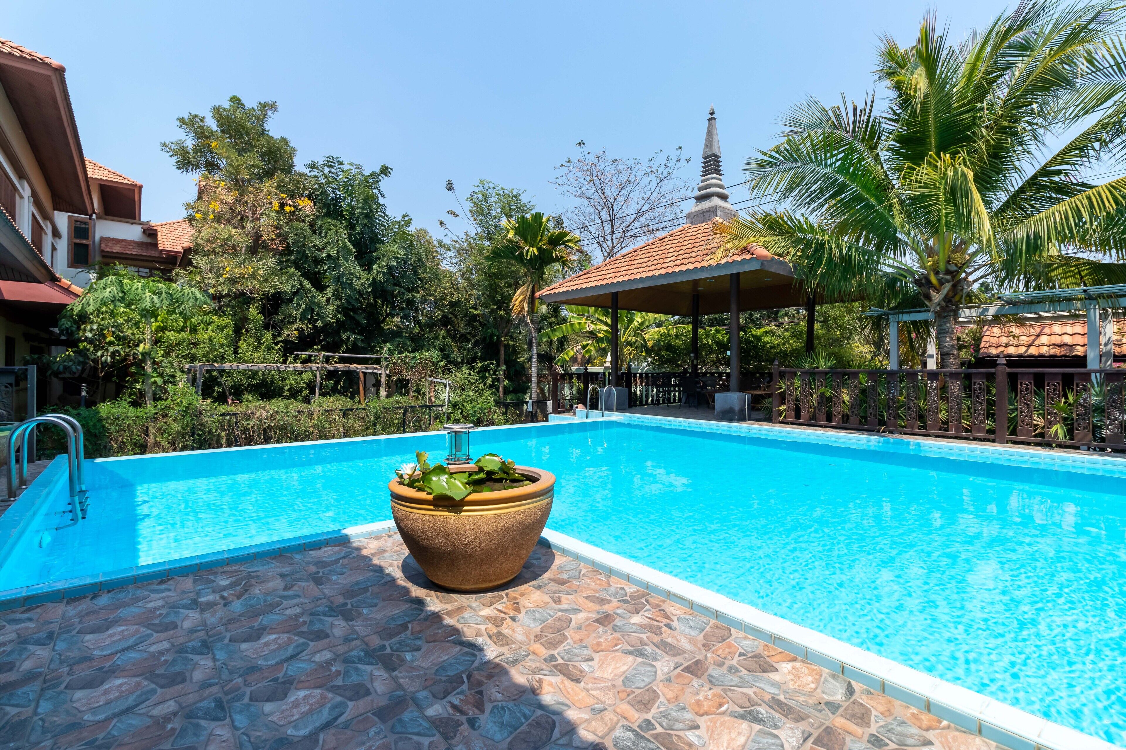 สระว่ายน้ำกลางแจ้ง