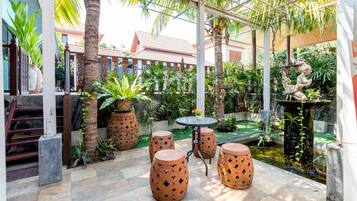 Daily cooked-to-order breakfast (THB 150 per person)