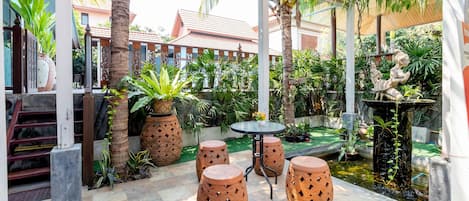 Daily cooked-to-order breakfast (THB 150 per person)