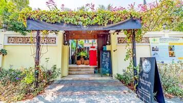 Daily cooked-to-order breakfast (THB 150 per person)