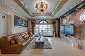 Luxury Room | Living room | Flat-screen TV