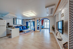 Room, Jetted Tub (Mediterranean/outdoor tub in winter, contact) | Living room | Flat-screen TV