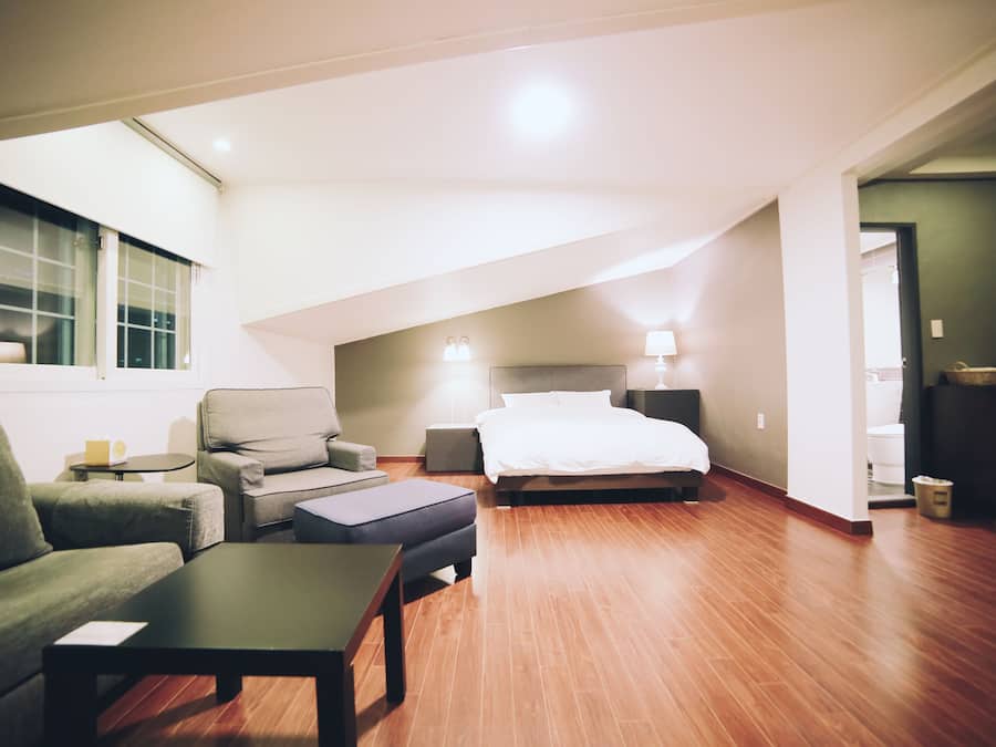 Bureau, chambres insonorisées, fer et planche à repasser, Wi-Fi gratuit