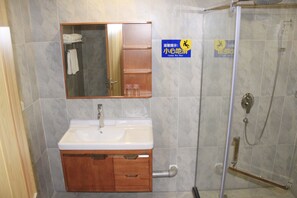 Ducha, zapatillas y toallas