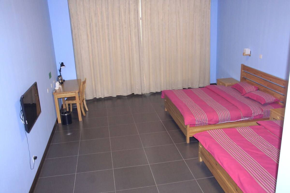 Family Room | Desk, free WiFi