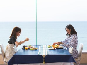 Desayuno todos los días (con cargo) 