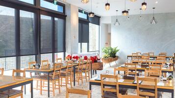 Breakfast and brunch served