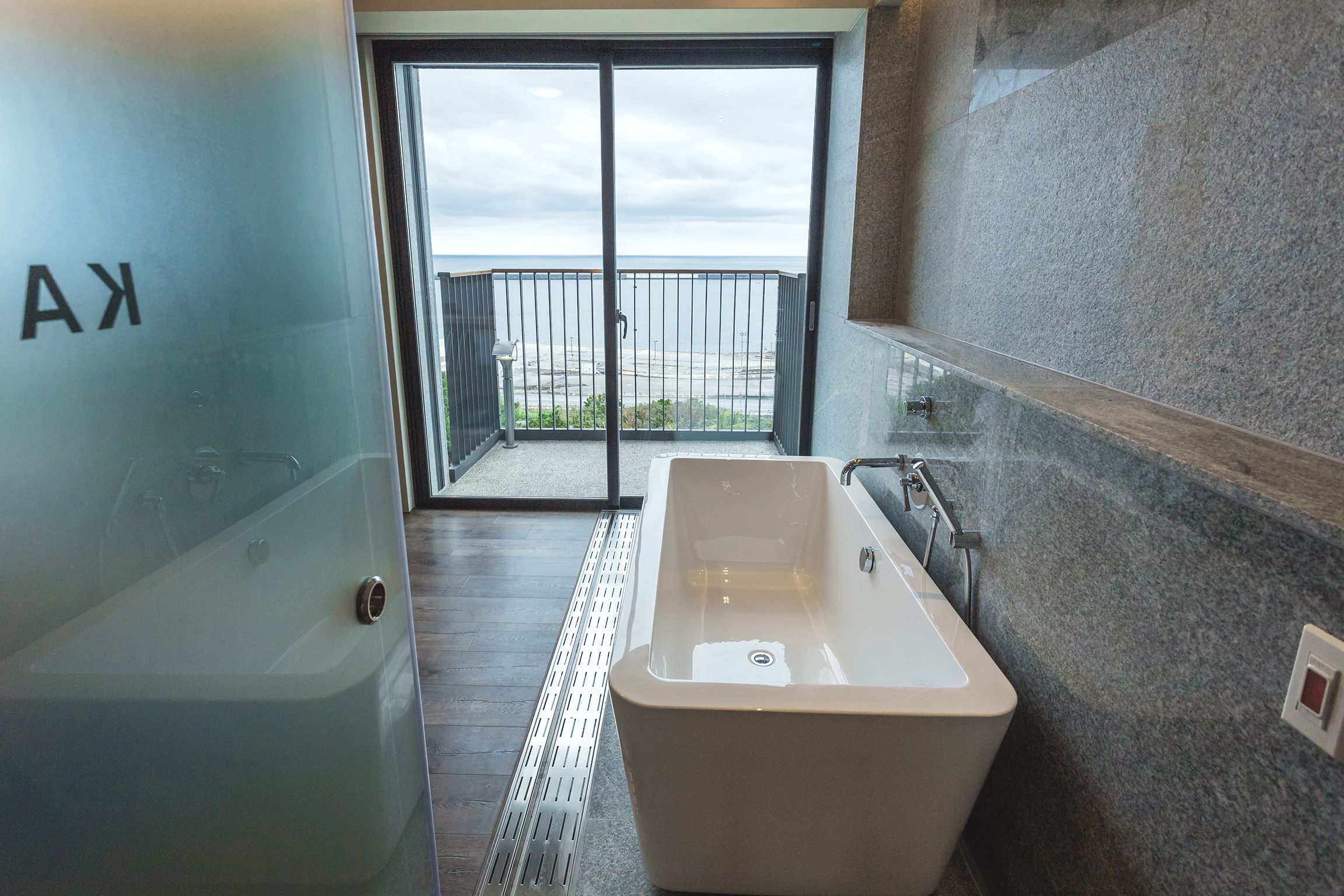 deluxe double room, ocean view | bathroom | shower, hydromassage showerhead, hair dryer, towels