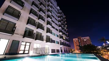 Udendørs pool, åben fra kl. 07.00 til kl. 21.00, liggestole