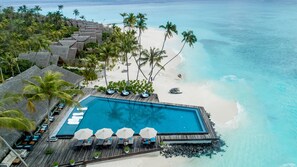 Outdoor pool, pool umbrellas, sun loungers - Fushifaru Maldives (Fushifaru)