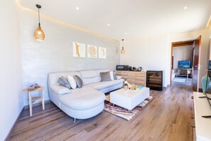 Premium Two bedroom Beach Duplex with Private Pool and Free access to sea plane lounge on Arrival | Área de estar | TV de tela plana, pebolim