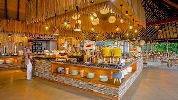 2 restaurantes; se sirven almuerzos, cenas y cocina asiática