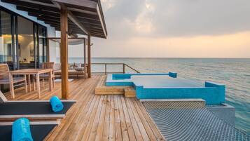 Premium Water villa with private pool and Free access to sea plane lounge on Arrival | 1 室のベッドルーム、高級寝具、ミニバー、セーフティボックス (室内)