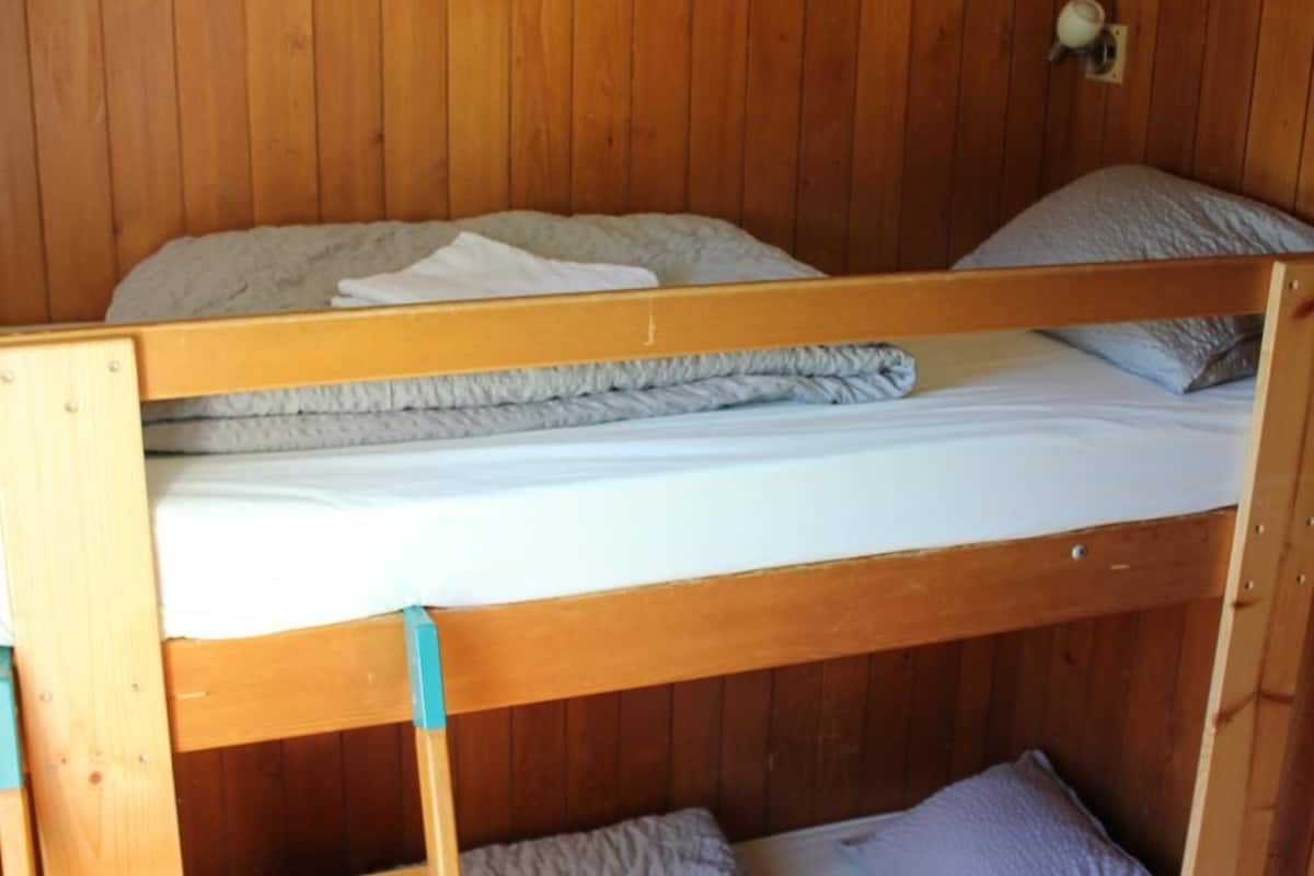 2 bedrooms, desk, free cots/infant beds, free wifi