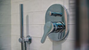 Dutxa, articles de tocador gratuïts, assecador de cabells i bidet 