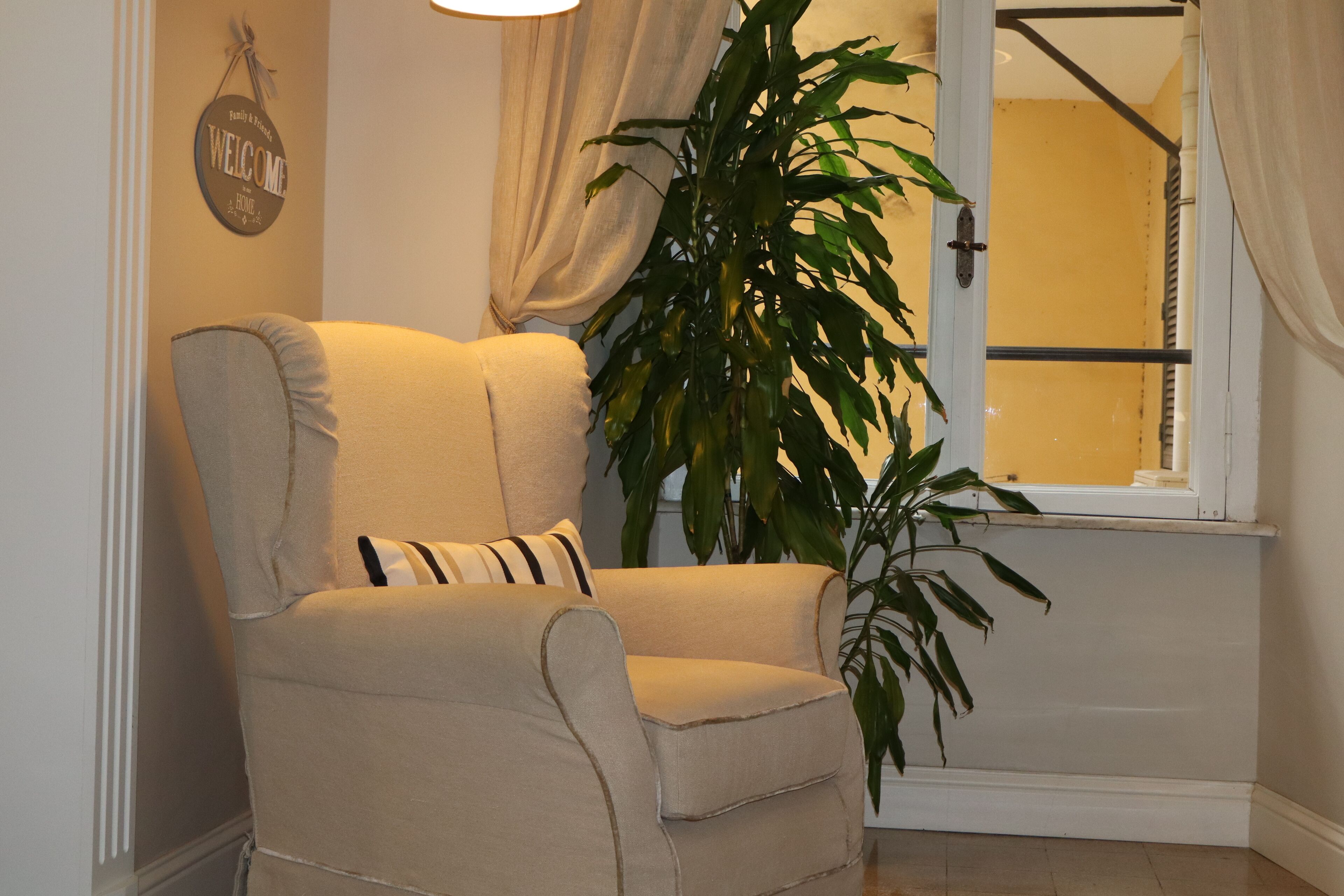 Een flatscreentelevisie en betaalfilms